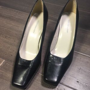 (SOLD) Worrying ton low heels.